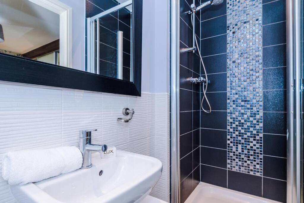 Stylish Townhouse Chester City Centre With Parking Экстерьер фото