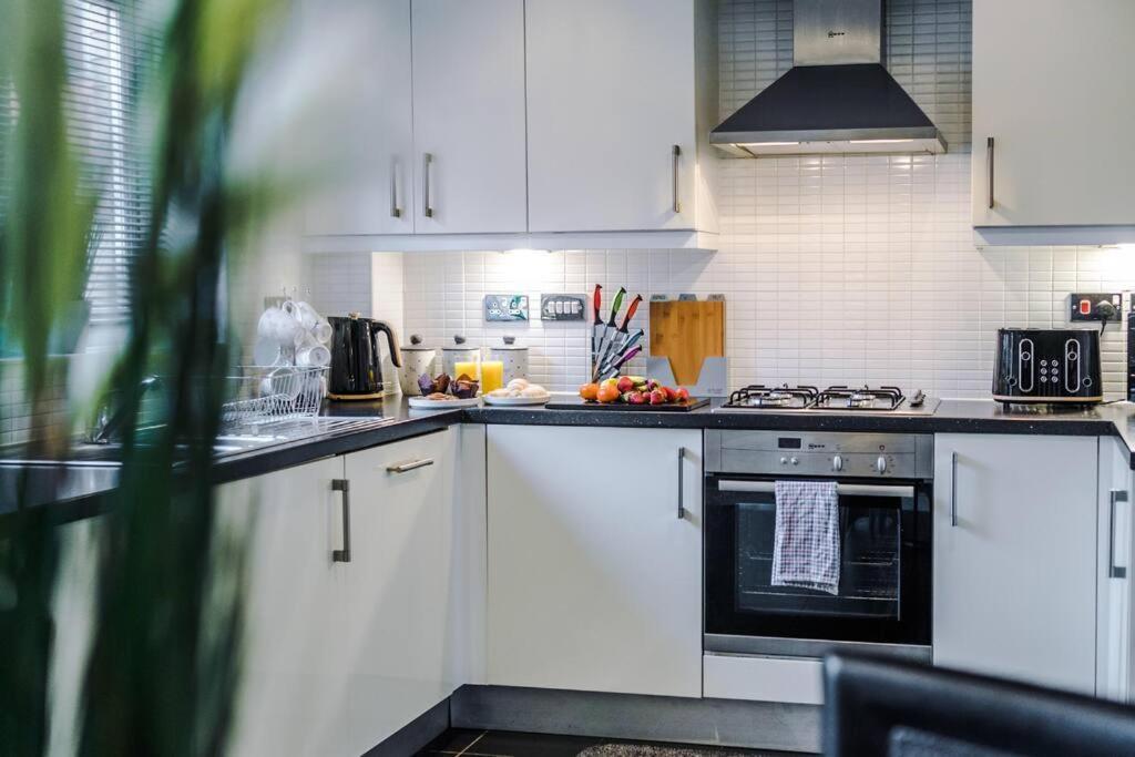 Stylish Townhouse Chester City Centre With Parking Экстерьер фото