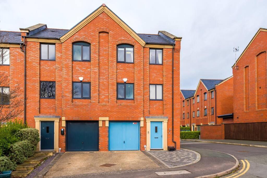 Stylish Townhouse Chester City Centre With Parking Экстерьер фото