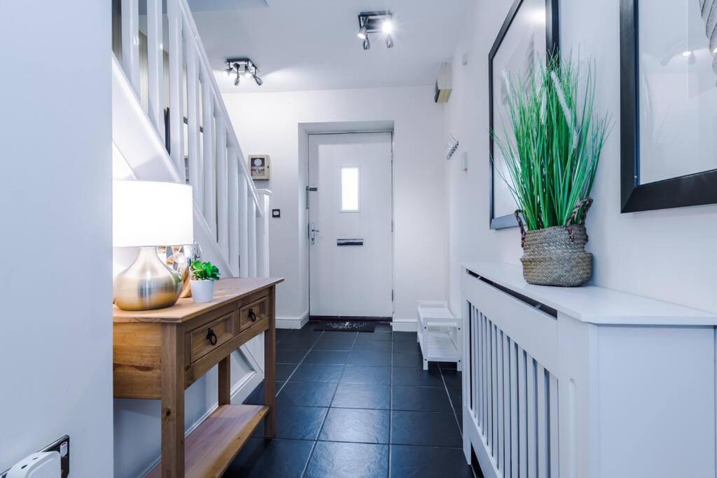 Stylish Townhouse Chester City Centre With Parking Экстерьер фото