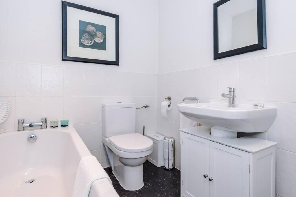 Stylish Townhouse Chester City Centre With Parking Экстерьер фото