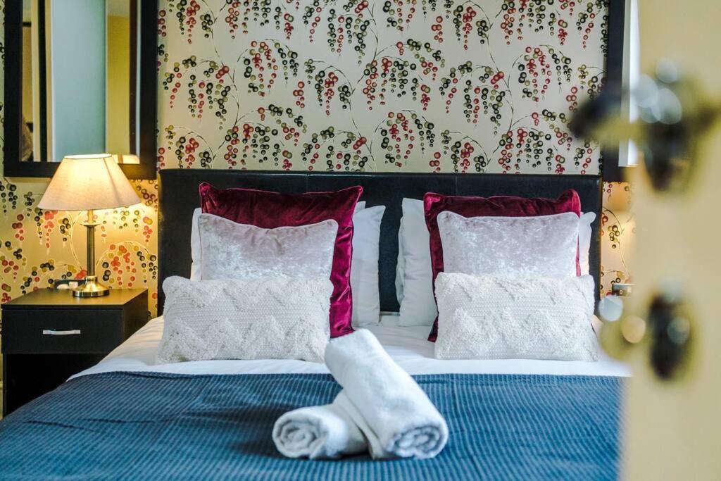 Stylish Townhouse Chester City Centre With Parking Экстерьер фото