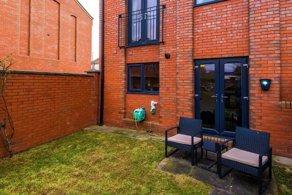 Stylish Townhouse Chester City Centre With Parking Экстерьер фото