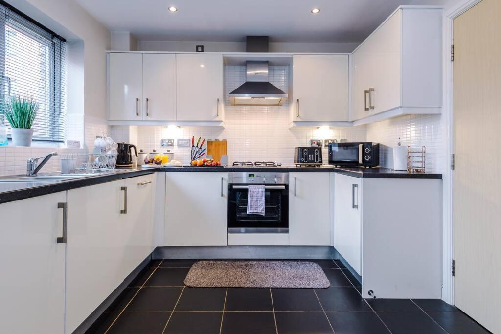 Stylish Townhouse Chester City Centre With Parking Экстерьер фото