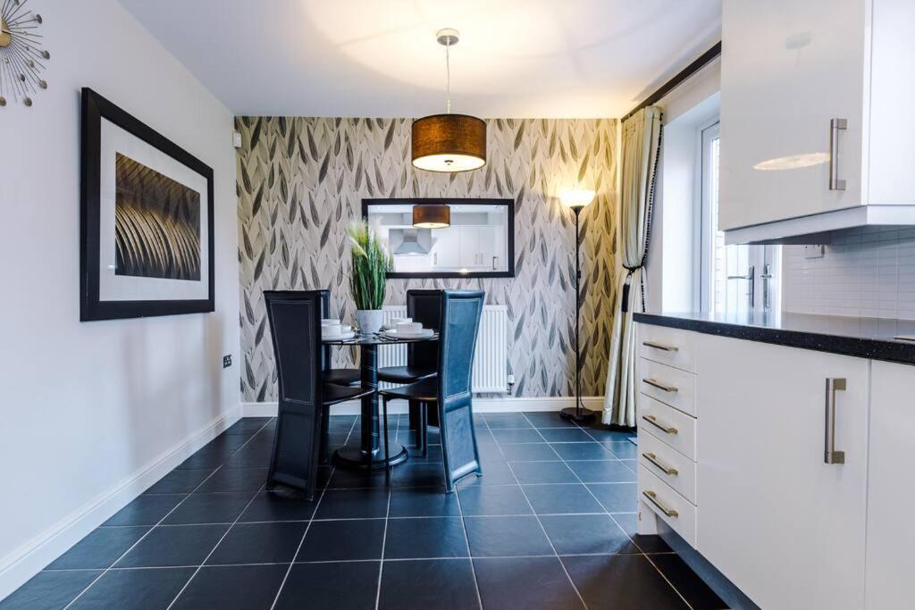 Stylish Townhouse Chester City Centre With Parking Экстерьер фото